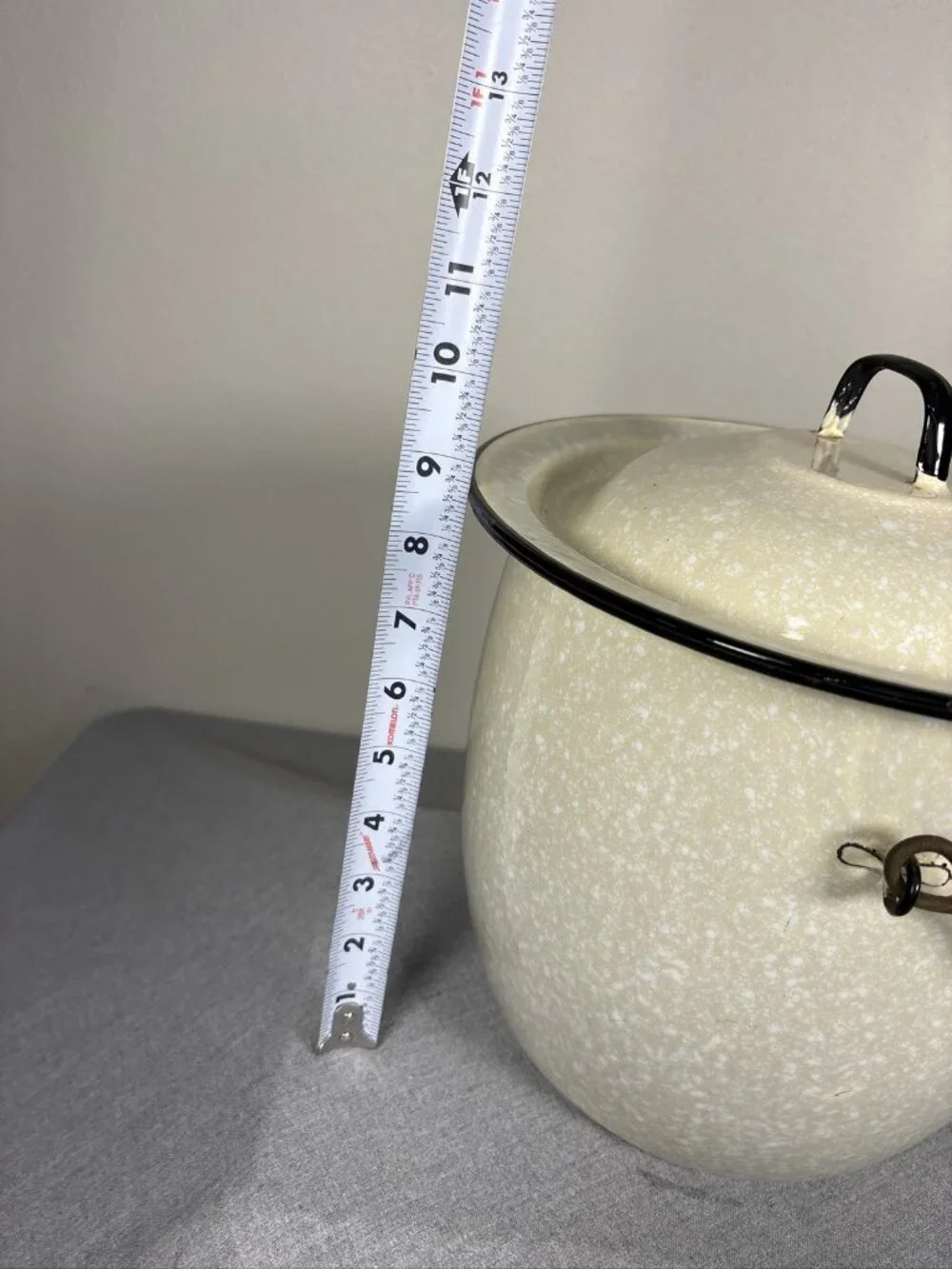 Vintage Cream Speckled Enamelware Chamber Pot With Lid And Wooden Handle